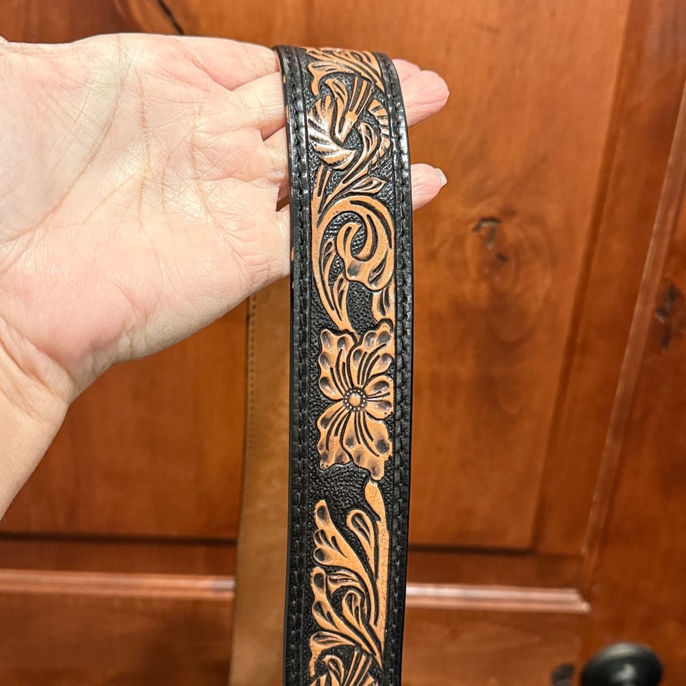 Elegant Black Embossed Leather bag - Picture 7 of 15